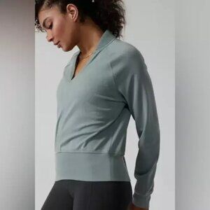 Athleta Ribbed V-Neck Eastbound Sweatshirt Sage Green Small Worn 1 Time